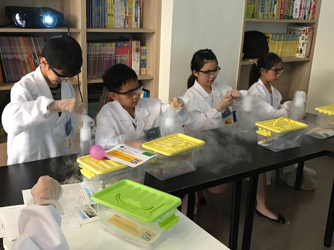 國小學生穿實驗衣、戴護目鏡操作乾冰實驗