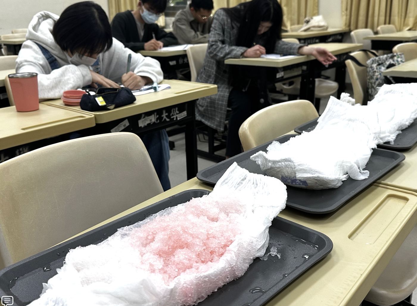 尿布裡的高吸水性樹脂吸水後變成凝膠