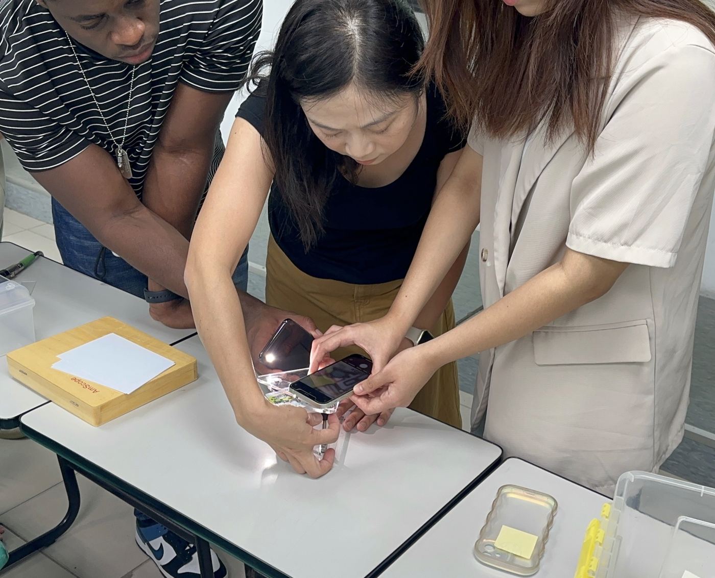 學生用手機搭配透鏡觀察樣本